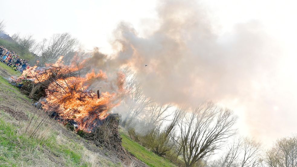 Es qualmt so schön: Bei Osterfeuern wird jede Menge Feinstaub freigesetzt. Das kann gesundheitliche Folgen haben. Foto: Wagenaar