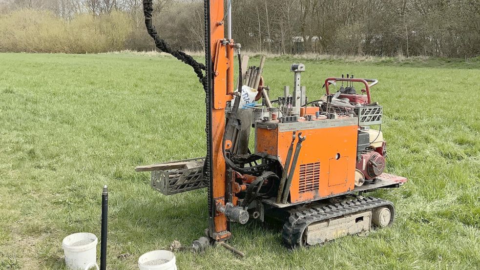 Mit dieser Maschine wurde nahe des Deichfußes an der Knock in der vergangenen Woche ein Stromkabel angebohrt. Foto: Archiv