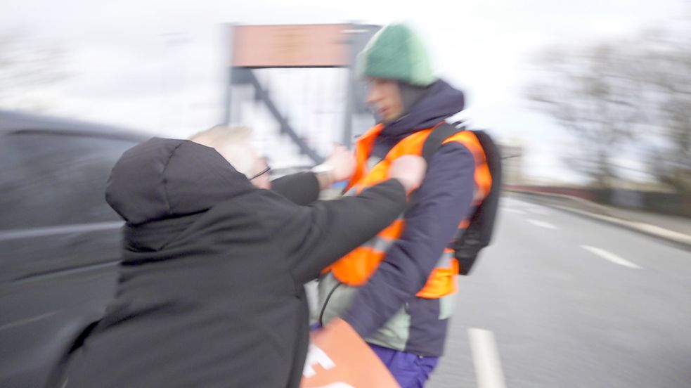 Gewalt gegen Klimaaktivisten hatte es unter anderem bei einer Blockade auf den Hamburger Elbbrücken gegeben, wie das Bild zeigt. Nun gibt es einen weiteren Fall. Foto: dpa/Jonas Walzberg