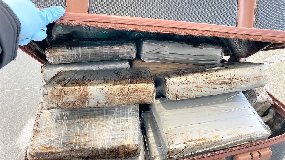Die brasilianische Drogenmafia vertauscht Gepäckstücke, um große Mengen Kokain zu transportieren. Dabei nimmt sie bewusst in Kauf, dass Unschuldige verhaftet werden. Foto: dpa/Zoll