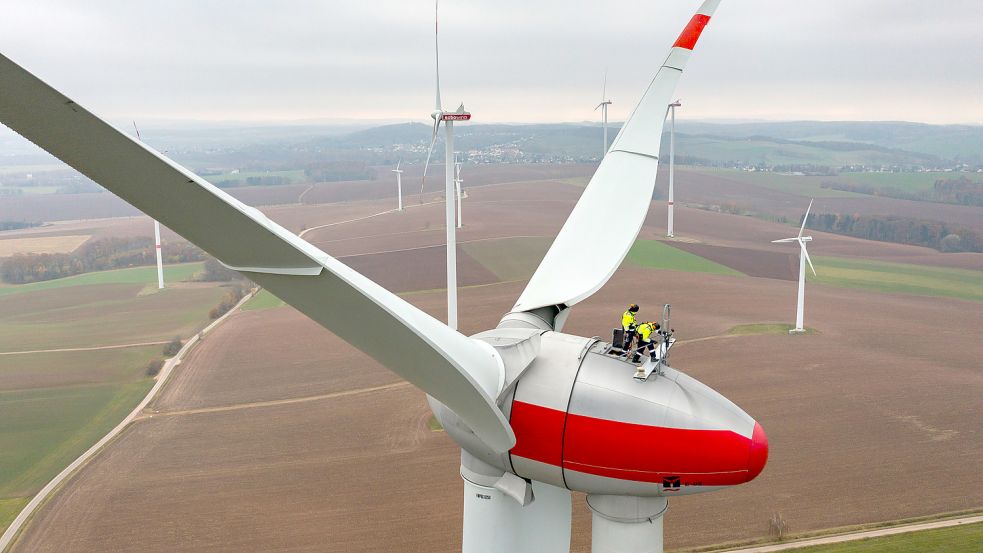 Zwei Techniker warten eine Windkraftanlage vom Typ Enercon E92 im sächsischen Landkreis Zwickau. Der Auricher Konzern hofft, vom Ausbau der erneuerbaren Energien zu profitieren. Foto: Woitas/DPA-Zentralbild/DPA