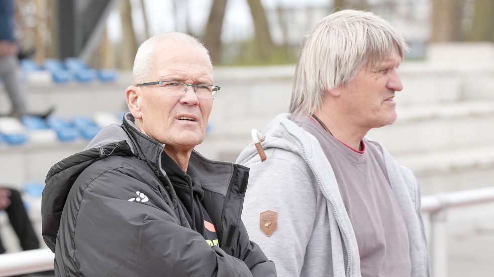 Germania-Trainer Arndt Watzema (links) und Co-Trainer Rüdiger Schult blicken auf zwei wegweisende Spiele in der Bezirksliga. Sonntag kommt Jheringsfehn, dann geht es nach Aurich. Foto: Steenhoff