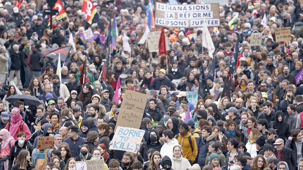Wegen Macrons angekündigter Rentenreform gingen in Frankreich tausende Menschen auf die Straße, um gegen die Anhebung des Rentenalters zu protestieren. Foto: dpa/AP/Jeremias Gonzalez
