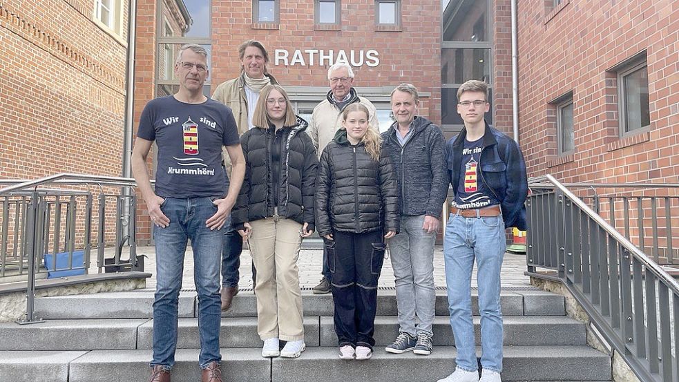 Jochen Risto (von links), Detlef Hillers, Tine Geerling, Peter Saathoff, Talea Wiltfang, Christian Behringer und Neelo Janssen haben am Mittwoch die Ergebnisse des Workshops zum Mehrgenerationenhaus in Pewsum vorgestellt. Foto: Weiden