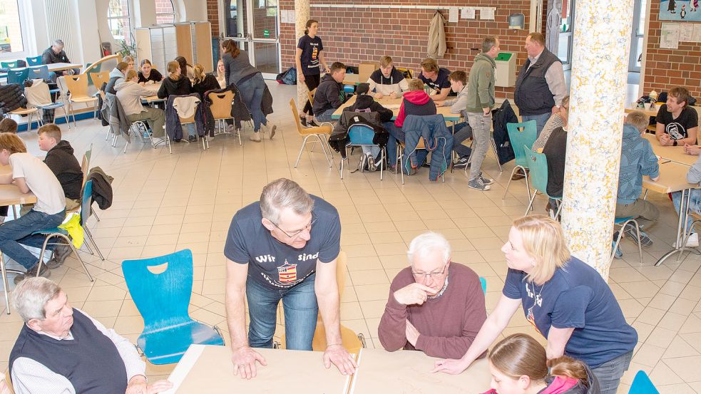 Bei dem Workshop haben die Teilnehmerinnen und Teilnehmer in Kleingruppen Ideen zum Mehrgenerationenplatz zusammengetragen. Foto: Gemeinde Krummhörn