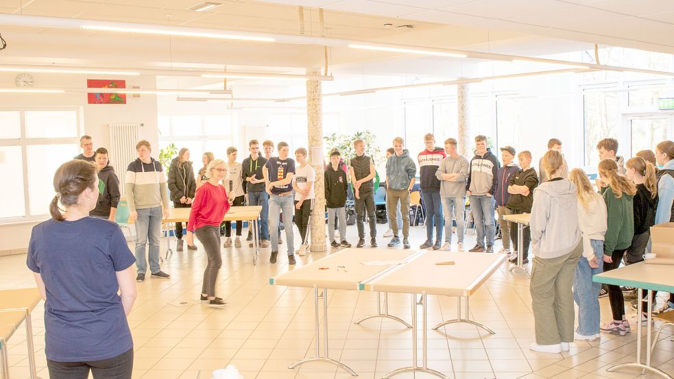 35 Jugendliche und fünf Senioren nahmen an dem Workshop teil. Foto: Gemeinde Krummhörn