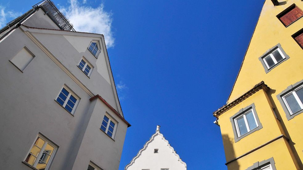 Unter Dach und Fach gut aufgehoben: Häuser in der historischen Altstadt von Augsburg. Foto: www.imago-images.de