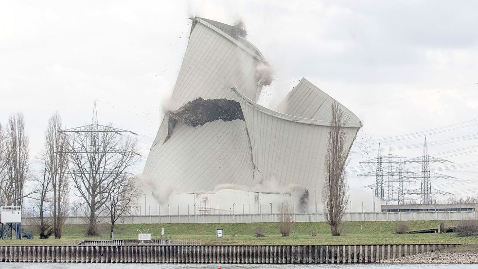 News Bilder des Tages Rückbauanlage Biblis: Zweiter Kühlturm von Block A wird abgerissen Nnachdem bereits Anfang Februar Foto: www.imago-images.de