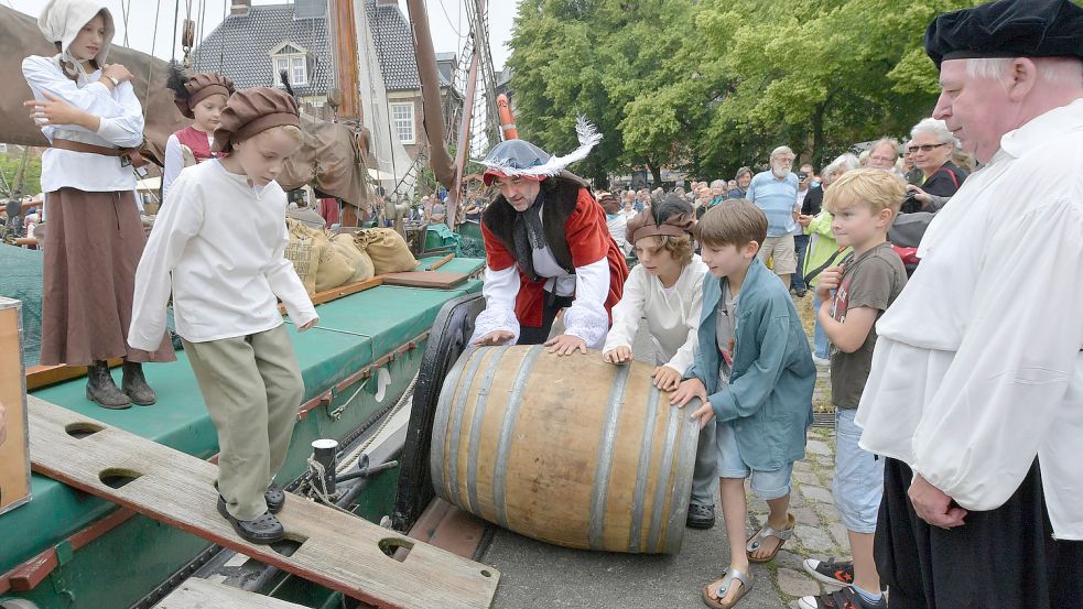 Schiffe wurden damals nicht mit metallenen Kränen beladen. Foto: Ortgies/Archiv