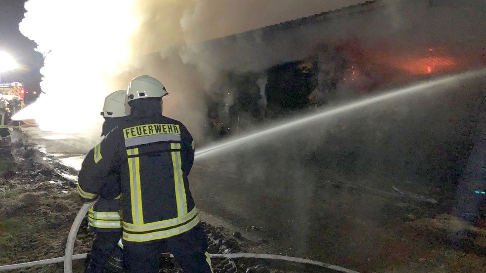 Als die Feuerwehren am Einsatzort eintrafen, standen die Ballen, die in einem längeren Schuppen untergestellt waren, in Brand. Foto: Ammermann