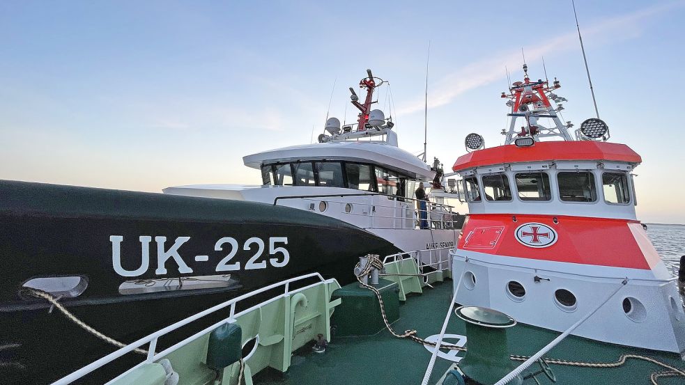 Nachdem die Seenotretter der DGzRS-Station Borkum ein 330 Tonnen verdrängendes Fischereifahrzeug von einer Untiefe gezogen haben, nahmen sie es längsseits und schleppten es nach Eemshaven. Foto: Die Seenotretter – DGzRS