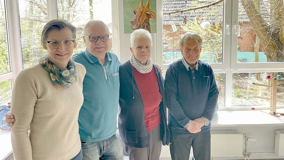 Martina Welling (von links), Johann Schüller, Elisabeth Dissinger und Jonny Everwien hoffen auf neue Mitglieder im Krummhörner Asylkreis. Foto: Weiden