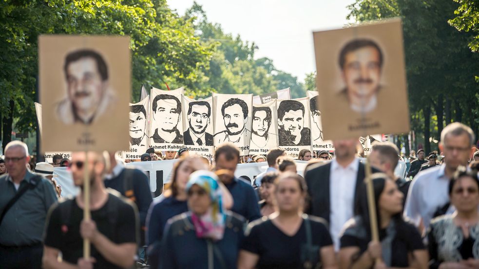 Demonstranten halten bei einer Kundgebung 2018 in München Schilder mit Porträt-Abbildungen der NSU-Opfer. In dem Jahr ging der NSU-Prozess zu Ende, das Urteil musste dann aber noch überprüft werden. Foto: Lino Mirgeler/dpa