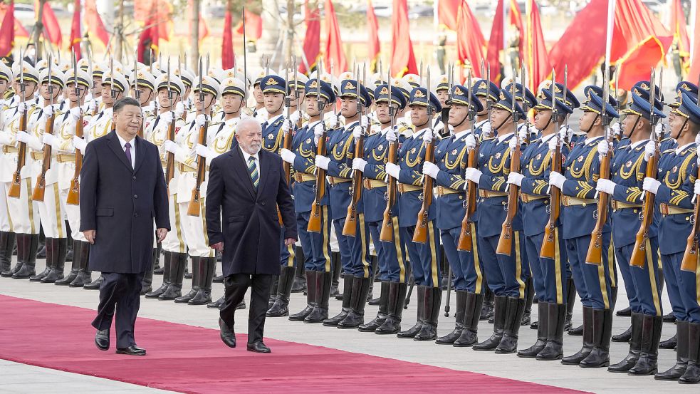 Luiz Inacio Lula da Silva (r), Präsident von Brasilien, mit Xi Jinping, Präsident von China, während einer Begrüßungszeremonie vor der Großen Halle des Volkes. Foto: Pool Kyodo News/AP/dpa/Ken Ishii