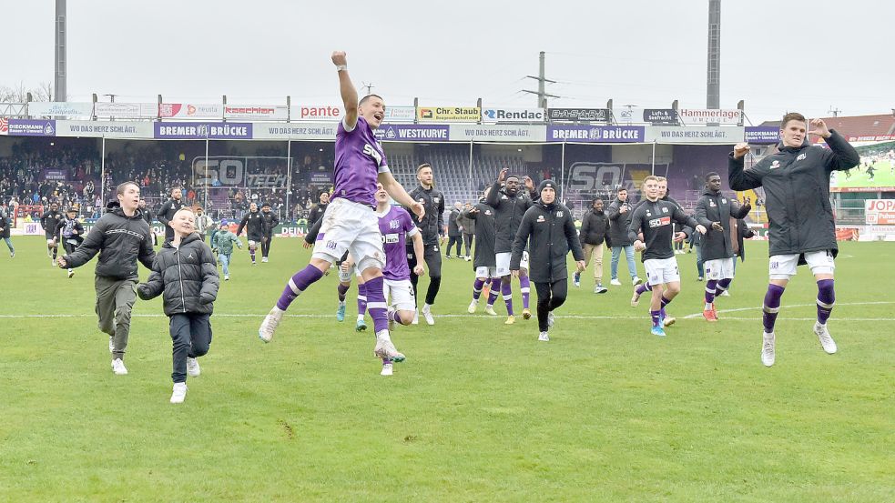 Ging auch beim Jubeln voran: Sven Köhler. Foto: osnapix / Titgemeyer