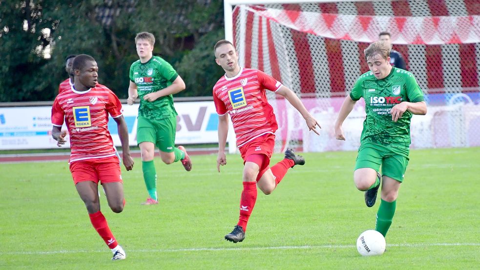 Im direkten Aufeinandertreffen zwischen der SpVg Aurich (rote Trikots) und dem SV Wallinghausen (grüne Trikots) gab es im März keinen Sieger. An diesem Sonntag gewannen beide. Foto: Wagenaar