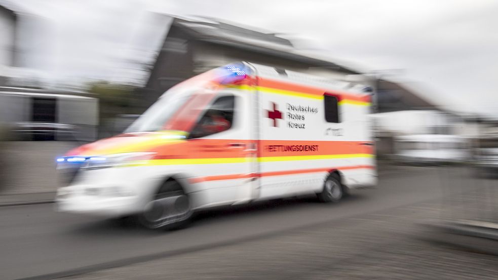 Ein Notarzt musste einem Zuschauer der Partie helfen. Symbolfoto: Boris Roessler/dpa