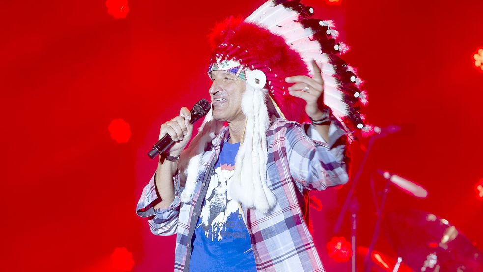 Hartmut Engler von der Gruppe Pur singt den Indianer-Song. Foto: Imago Images