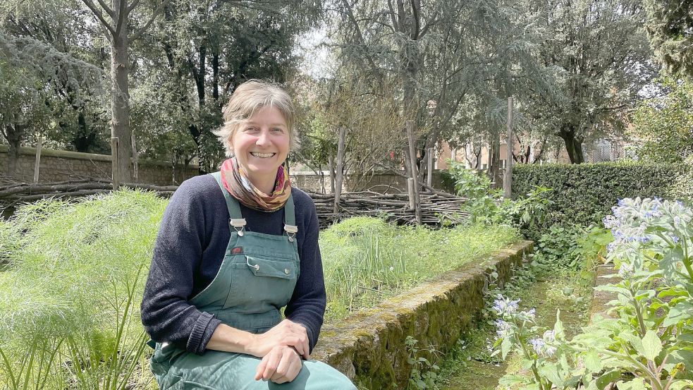 Von Berlin nach Rom: Imkerin und Gärtnerin Erika Mayr im Garten der Villa Massimo Foto: Stefan Lüddemann