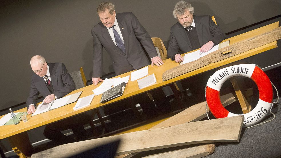 Das Seeamt Hamburg verhandelt das Unglück der „Melanie Schulte“, vor dem Tisch liegen Wrackteile und der Rettungsring, die später gefunden wurden. Foto: J. Dodene
