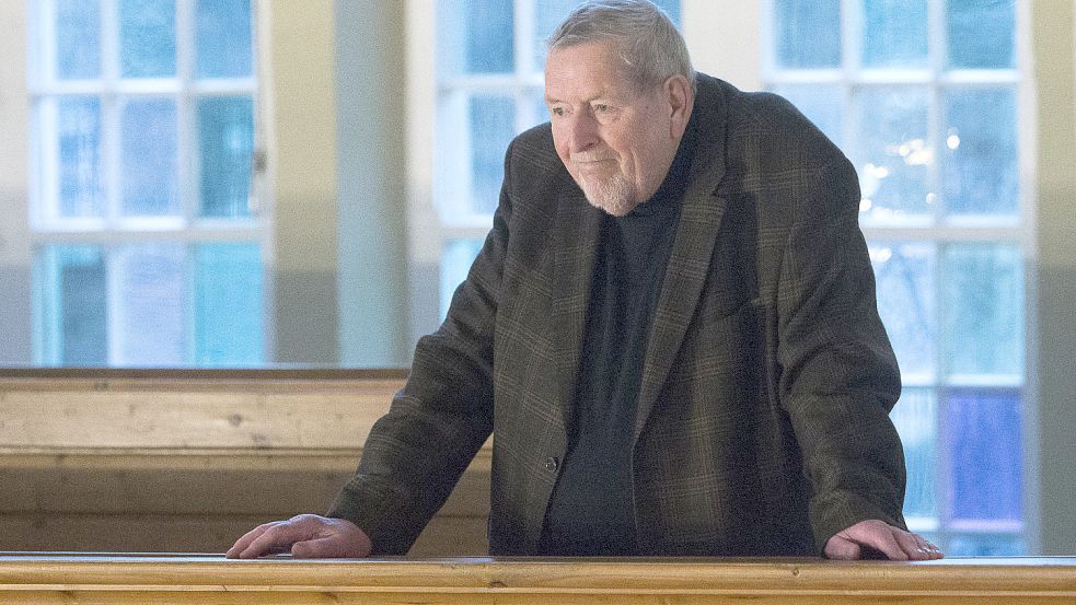 Regisseur Werner Zwarte blickt von der Empore zufrieden auf das Spiel des Ensembles. Foto: J. Doden