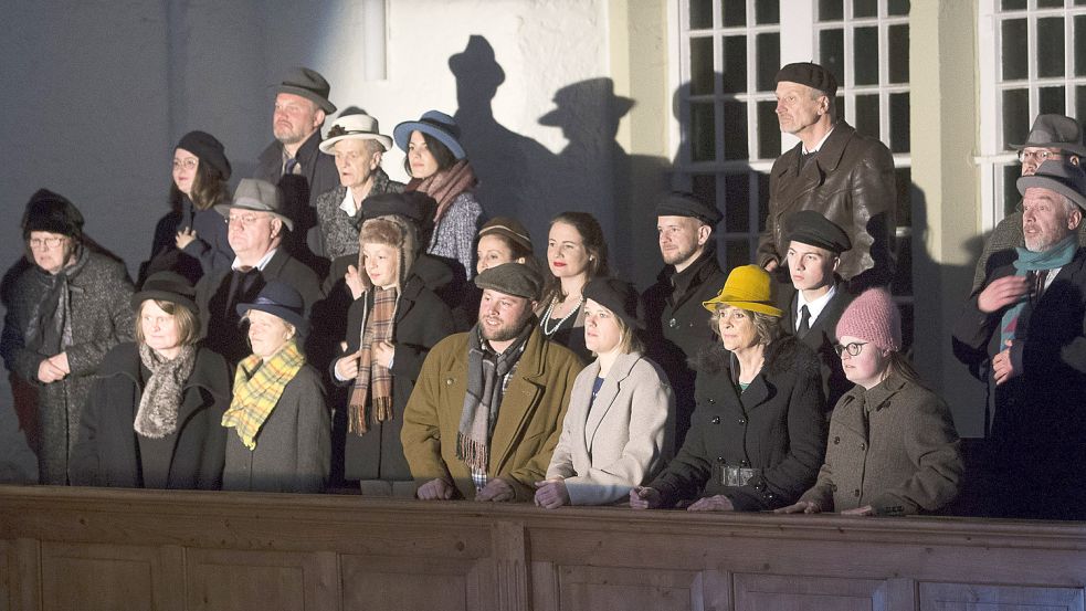Eine Schlüsselszene im Theaterstück: Zuschauer verfolgen den missglückten Stapellauf der "Melanie Schulte". Foto: J. Doden