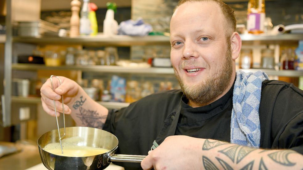René Benjamins ist Küchenchef beim Tammenshof in Bunderhee. Er schlägt die Sauce Hollandaise immer frisch auf. Foto: Stromann