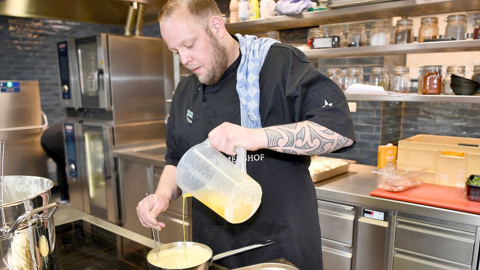 Nicht nur in der Restaurantküche klappt das: Küchenchef René Benjamins vom Tammenshof in Bunderhee, erklärt, wie eine Sauce Hollandaise daheim gelingt. Foto: Stromann