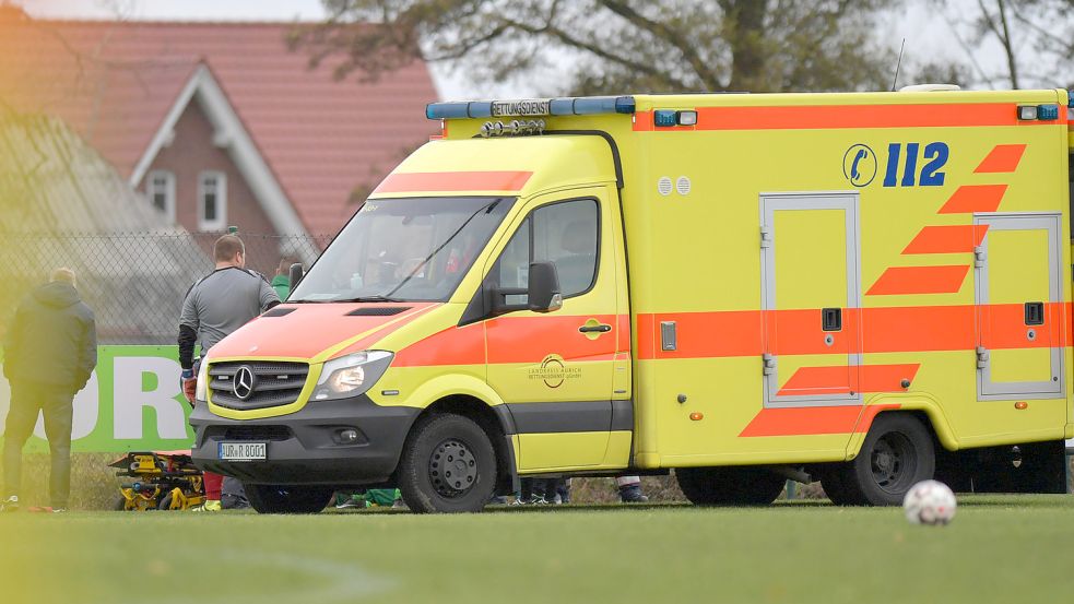 Zu zwei Krankenwagen-Einsätzen kam es am Wochenende auf ostfriesischen Sportplätzen. Archivbild: Ortgies