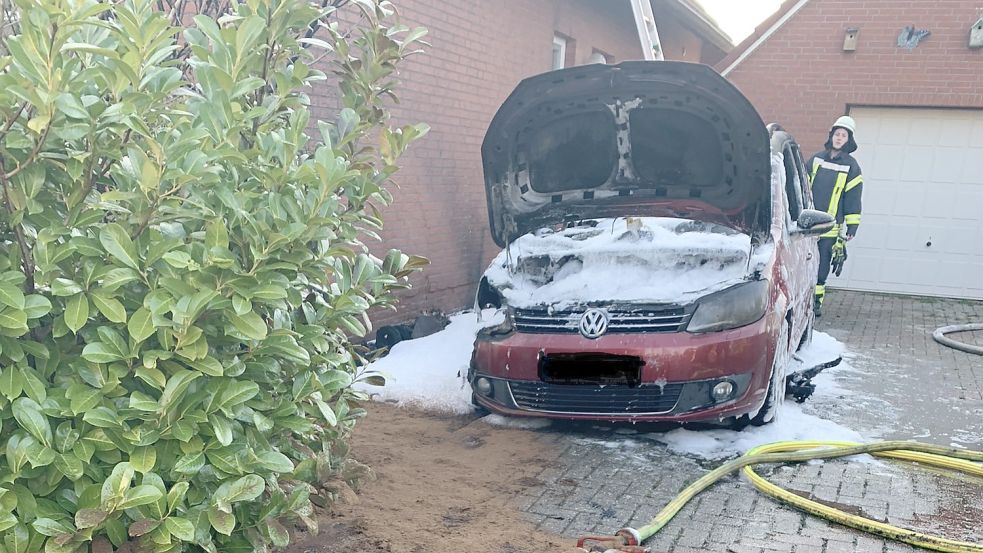 Das Auto, das dicht an der Hauswand stand, brannte komplett aus. Foto: Anke Cornelius/Feuerwehr