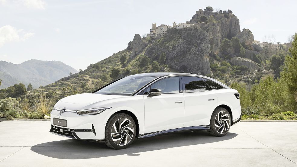 So sieht der ID.7 aus. Der Wagen, der in Emden gebaut werden soll, ist das neue elektrische Modell von VW für die gehobene Mittelklasse. Foto: Volkswagen