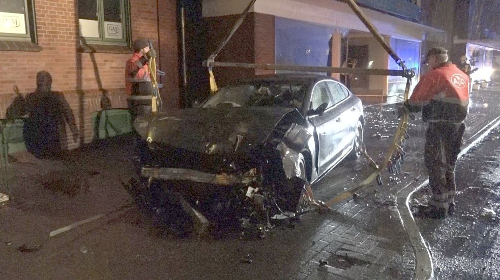 Der Audi des Angeklagten blieb nach dem Unfall auf dem Fußweg am Untenende stehen. Foto: Archiv