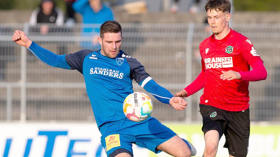 Tido Steffens (links) trifft mit Kickers Emden auf Hannover 96 II. Foto: Doden/Emden