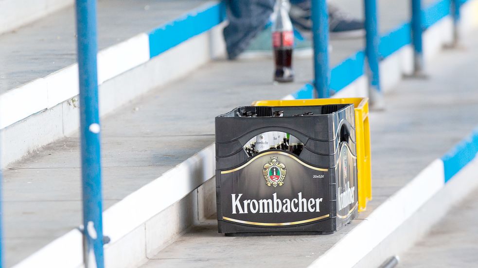 Das Bier von Henning Rießelmann ließen sich die Emder Anhänger schmecken.