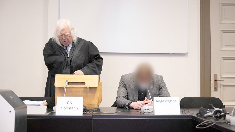 Der Angeklagte sitzt Anfang März zum Beginn eines Berufungsprozesses in einem Gerichtssaal des Hanseatischen Oberlandesgerichts in Hamburg neben seinem Anwalt Reinhard Nollmann. Bei einem Bootsunfall auf dem Barßeler Tief waren im August 2016 zwei Menschen gestorben. Foto: Reinhardt/DPA
