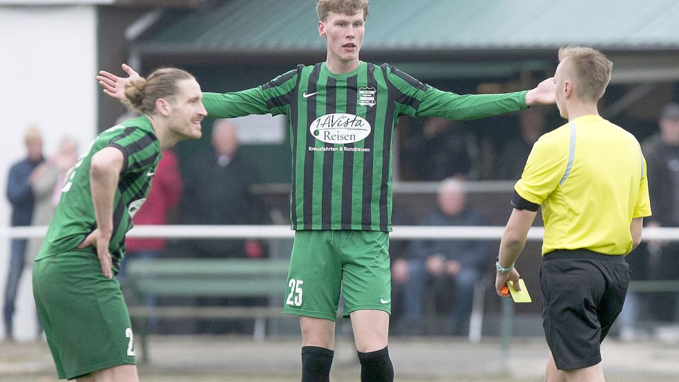 In Larrelt musste Maron Arends nur zwei Gelbe Karten verteilen. Eine davon erhält hier Sportfreunde-Akteur Jonas Nessen (Mitte).
