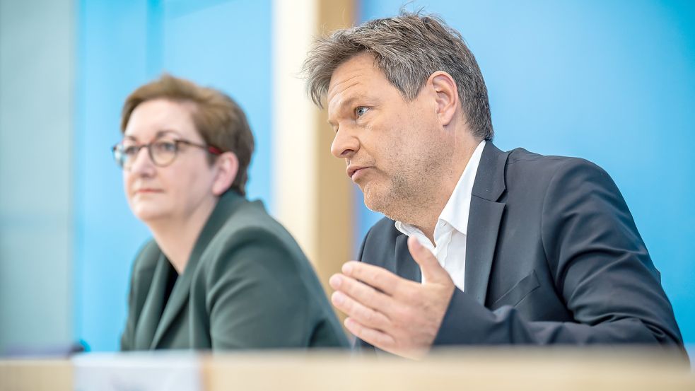 Wirtschaftsminister Robert Habeck (Grüne) nimmt neben Bauministerin Klara Geywitz (SPD) an der Pressekonferenz zum Gebäudeenergiegesetz teil. Foto: Kappeler/DPA