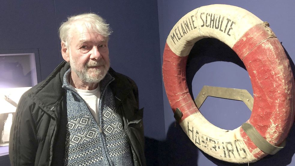Norbert Freerks mit dem Rettungsring der „Melanie Schulte“, der am 17. Februar 1953 an der Westküste der Hebriden-Insel Benbecula angeschwemmt wurde. Foto: H. Müller