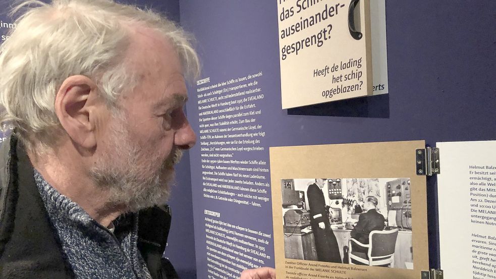 Auf der Reise in die Vergangenheit: Norbert Freerks betrachtet in der Sonderausstellung des Ostfriesischen Landesmuseums ein Foto, das seinen Vater zusammen mit dem Funker Helmut Balzersen zeigt. Foto: H. Müller