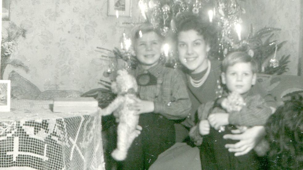 Das war am Heiligen Abend 1952 – wenige Tage nach dem Untergang der „Melanie Schulte“. Nelly Freerks mit ihren Söhnen Arend und Norbert. Die Familie wusste damals noch nicht, dass der Frachter samt Besatzung verloren ging. Foto: Ostfriesisches Landesmuseum Emden