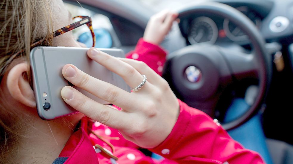 Wer mit Handy am Steuer erwischt wird, riskiert ein Bußgeld. Foto: Dittrich/dpa