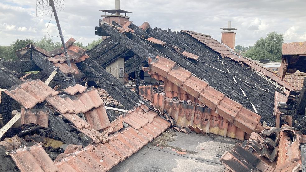 Das Dach des Wohnblocks am Taxusweg wurde bei dem Brand fast vollständig zerstört. Foto: Archiv/Hausverwaltung Ebner