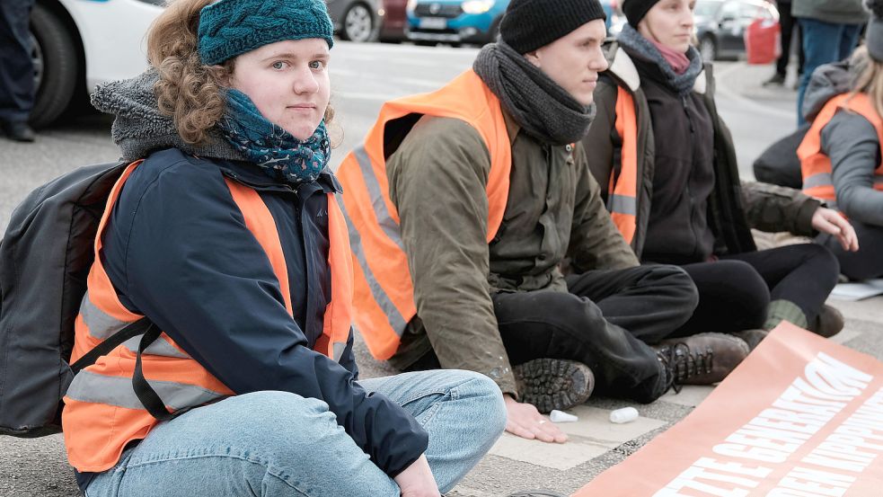 Eine festgeklebte Aktivsitin blickt in die Kamera. Diese Bilder entstehen nicht zufällig. Foto: imago images/ aal.photo