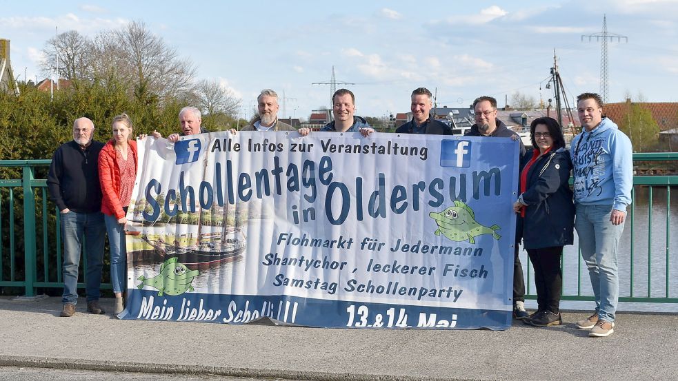 Das Schollenteam freut sich, endlich wieder zu den Schollentagen einladen zu können: (von rechts) Frank Wilden, Marion de Vries, Jens Ulfers, Edgar Uffen, Jens de Vries und Peter Onnen sowie Jakob Janshen, Ines Lindemann und Udo Wolfgarten für das Shantychortreffen. Foto: Ralph Gebler