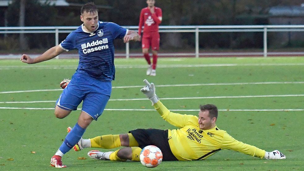 Der TuS Esens (links Niklas Sukowski) führt die Bezirksliga-Tabelle souverän an und hat allerbeste Chancen, in die Landesliga aufzusteigen. Foto: Doden/Emden