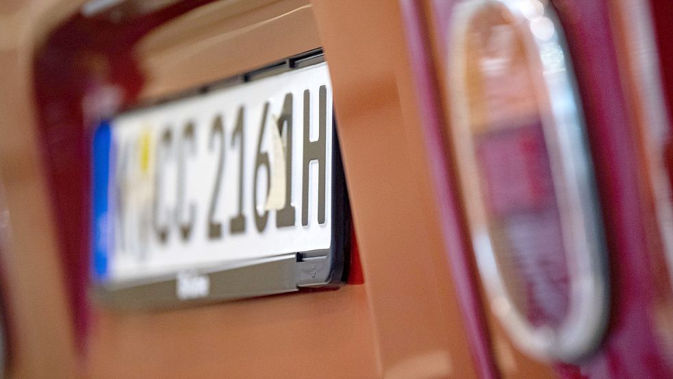 Auf Deutschlands Straßen sind immer mehr Autos mit H-Kennzeichen unterwegs. Das moniert nun der Bundesrechnungshof, denn die Halter dieser Fahrzeuge profitieren von einer Steuerermäßigung. Foto: dpa/Marijan Murat