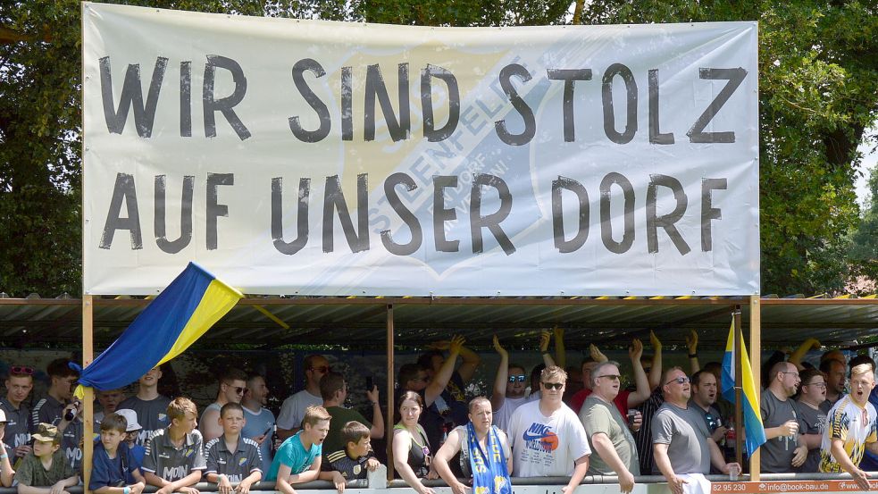 Zahlreiche Fans – wie hier im vergangenen Sommer – strömen stets zu den Heimspielen von SuS Steenfelde mit dem Klubslogan „Wir sind stolz auf unser Dorf“. Archivbild: Weers