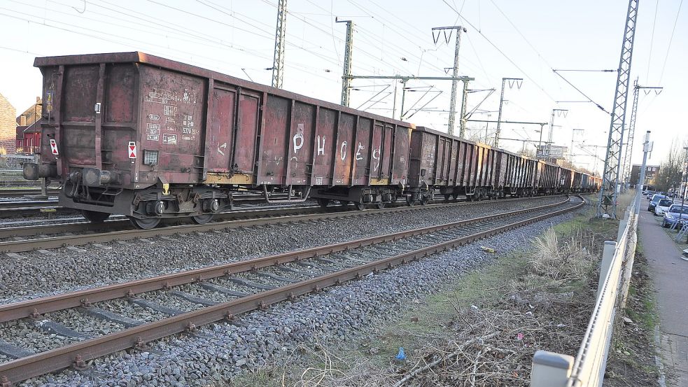 Güterzüge verursachen seit gut zwei Jahren ungewöhnlich starke Vibrationen auf der Strecke in Richtung Oldenburg. Foto: Wolters/Archiv