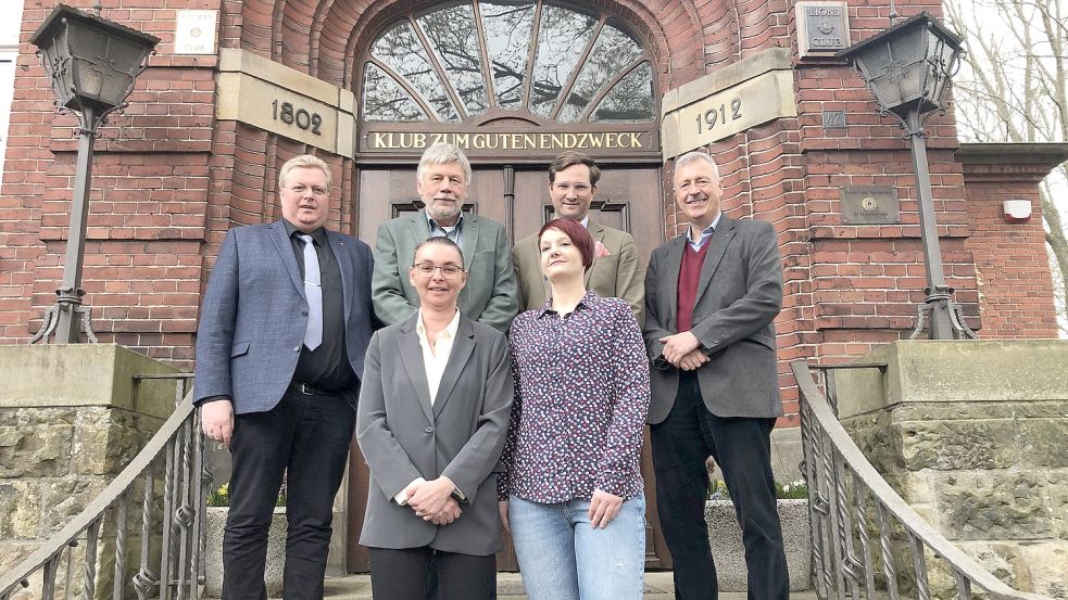 Vor dem Klub zum guten Endzweck sind die neuen Partner versammelt: Martina Heidi Weber (vorne links), Ines Kordes, Volkmar Janssen (hinten links), Dieter Peters, Jan-Niklaas Brons und Klaus Detering. Foto: Willems