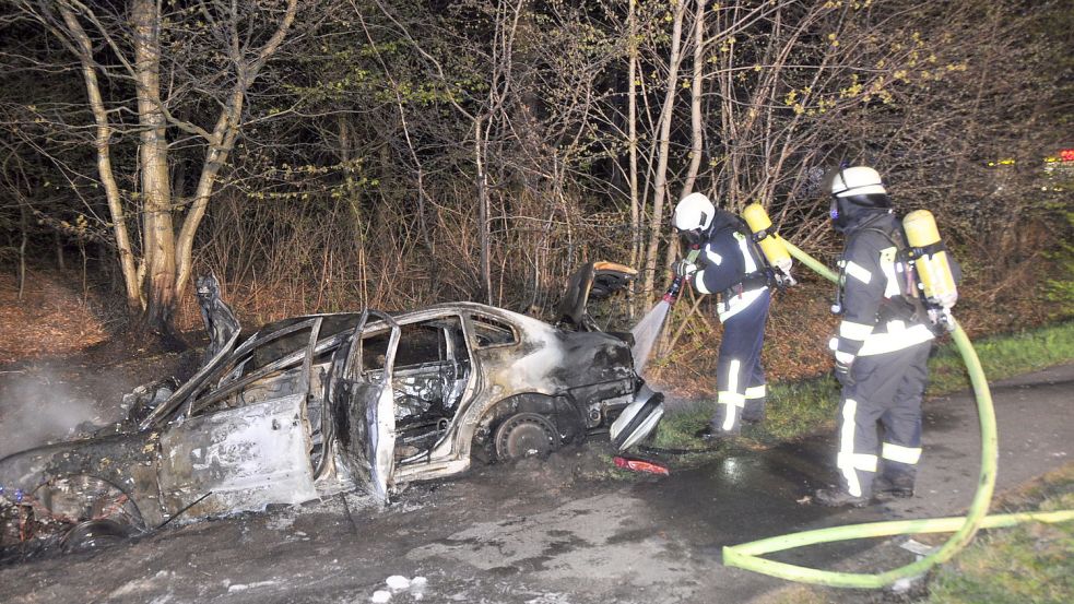 Die Feuerwehr löschte das brennende Auto. Foto: Wolters